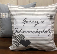 Lade das Bild in den Galerie-Viewer, 1x Personalisierte Kissenhülle, Landhausstil Kissenhülle * Kissenbezug * Dekokissen * …. Schnarchplatz * grau/weiß