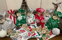 Lade das Bild in den Galerie-Viewer, Adventskalender,Landhausstil Adventskalender zum befüllen , 24 Säckchen zum Advent , Adventskalender Zahlen aus Holz, grau /grün/rot