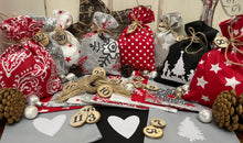 Lade das Bild in den Galerie-Viewer, Adventskalender,Landhausstil Adventskalender zum befüllen, 24 Säckchen zum Advent, Adventskalender Zahlen aus Holz, grau/rot/schwarz