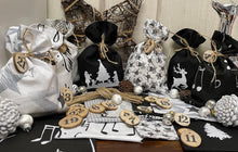 Lade das Bild in den Galerie-Viewer, Adventskalender,Landhausstil Adventskalender zum Befüllen, 24 Säckchen zum Advent , Adventskalender Zahlen aus Holz, schwarz /weiß/grau