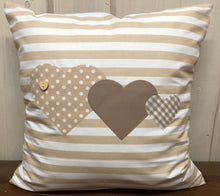 Lade das Bild in den Galerie-Viewer, Landhausstil Kissenhülle * Kissenbezug * Dekokissen „ Herzen„ beige/weiß