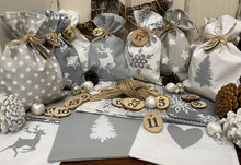 Lade das Bild in den Galerie-Viewer, Adventskalender,Landhausstil Adventskalender zum befüllen, 24 Säckchen zum Advent, Adventskalender Zahlen aus Holz, grau/weiß