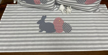 Lade das Bild in den Galerie-Viewer, 1x Landhausstil Tischläufer, Tischdecke, Ostertischdecke, Tischläufer Ostern grau /weiß, 40x90cm.