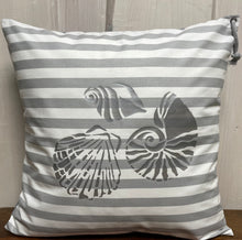 Lade das Bild in den Galerie-Viewer, Maritime Kissenhülle, Kissenbezug, Landhausstil Kissen * Muscheln * grau/weiß