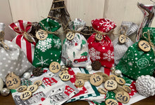 Lade das Bild in den Galerie-Viewer, Adventskalender,Landhausstil Adventskalender zum befüllen , 24 Säckchen zum Advent , Adventskalender Zahlen aus Holz, grau /grün/rot