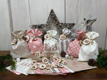 Lade das Bild in den Galerie-Viewer, Adventskalender,Landhausstil Adventskalender zum befüllen, 24 Säckchen zum Advent , Adventskalender Zahlen aus Holz, rosa/beige