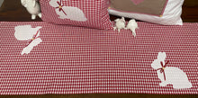 Lade das Bild in den Galerie-Viewer, 1x Landhausstil Tischläufer, Tischdecke, Ostertischdecke, Tischläufer Ostern rot/weiß kariert, 40x90cm.