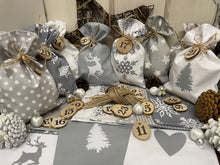 Lade das Bild in den Galerie-Viewer, Adventskalender,Landhausstil Adventskalender zum befüllen, 24 Säckchen zum Advent, Adventskalender Zahlen aus Holz, grau/weiß
