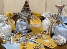 Lade das Bild in den Galerie-Viewer, Adventskalender,Landhausstil Adventskalender zum Befüllen, 24 Säckchen zum Advent , Adventskalender Zahlen aus Holz, hellblau/curry/gold