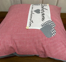 Lade das Bild in den Galerie-Viewer, Landhausstil Kissenhülle, Kissenbezug, Landhaus Kissen, Dekokissen*Dahoam is am scheensten* rot/grau