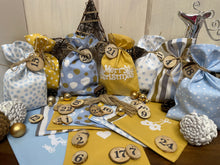 Lade das Bild in den Galerie-Viewer, Adventskalender,Landhausstil Adventskalender zum Befüllen, 24 Säckchen zum Advent , Adventskalender Zahlen aus Holz, hellblau/curry/gold