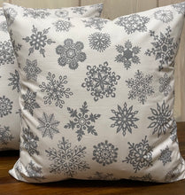 Lade das Bild in den Galerie-Viewer, 1x Weihnachtliche Landhausstil Kissenhülle * Kissenbezug * Dekokissen * weiß/grau