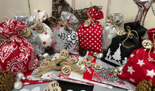 Lade das Bild in den Galerie-Viewer, Adventskalender,Landhausstil Adventskalender zum befüllen, 24 Säckchen zum Advent, Adventskalender Zahlen aus Holz, grau/rot/schwarz