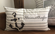 Lade das Bild in den Galerie-Viewer, Maritime Kissenhülle, Landhausstil Kissenbezug * Heimathafen * grau/weiß 30x50cm.