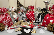Lade das Bild in den Galerie-Viewer, Adventskalender,Landhausstil Adventskalender zum befüllen, 24 Säckchen zum Advent, Adventskalender Zahlen aus Holz, grau/rot/schwarz