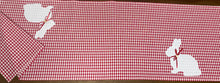 Lade das Bild in den Galerie-Viewer, 1x Landhausstil Tischläufer, Tischdecke, Ostertischdecke, Tischläufer Ostern rot/weiß kariert, 40x90cm.