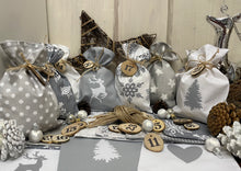Lade das Bild in den Galerie-Viewer, Adventskalender,Landhausstil Adventskalender zum befüllen, 24 Säckchen zum Advent, Adventskalender Zahlen aus Holz, grau/weiß