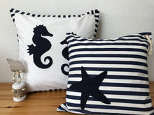 Lade das Bild in den Galerie-Viewer, Maritime Kissenhülle, Kissenbezug, Landhausstil Kissen * Seepferdchen weiß/blau