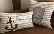 Lade das Bild in den Galerie-Viewer, Maritime Kissenhülle, Landhausstil Kissenbezug * Heimathafen * grau/weiß 30x50cm.