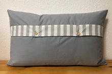 Carregar imagem no visualizador da galeria, Personalisierte Kissenhülle, Landhausstil Kissenbezug, * …. Lieblingsplatz * grau/weiß gestreift