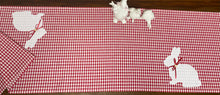 Lade das Bild in den Galerie-Viewer, 1x Landhausstil Tischläufer, Tischdecke, Ostertischdecke, Tischläufer Ostern rot/weiß kariert, 40x90cm.