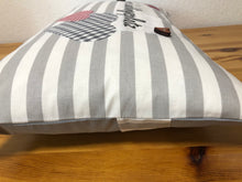 Carregar imagem no visualizador da galeria, Personalisierte Kissenhülle, Landhausstil Kissenbezug, * …. Lieblingsplatz * grau/weiß gestreift