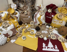 Lade das Bild in den Galerie-Viewer, Adventskalender,Landhausstil Adventskalender zum befüllen, 24 Säckchen zum Advent, Adventskalender Zahlen aus Holz, beige/rot/curry
