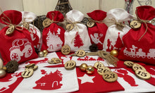 Lade das Bild in den Galerie-Viewer, Adventskalender,Landhausstil Adventskalender zum befüllen, 24 Säckchen zum Advent, Adventskalender Zahlen aus Holz, rot/weiß