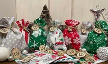 Lade das Bild in den Galerie-Viewer, Adventskalender,Landhausstil Adventskalender zum befüllen , 24 Säckchen zum Advent , Adventskalender Zahlen aus Holz, grau /grün/rot