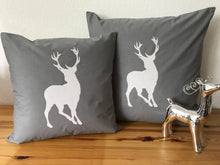 Lade das Bild in den Galerie-Viewer, 1x Weihnachtliche Landhausstil Kissenhülle * Kissenbezug * Dekokissen *Hirsch*grau/weiß