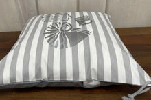 Lade das Bild in den Galerie-Viewer, Maritime Kissenhülle, Kissenbezug, Landhausstil Kissen * Muscheln * grau/weiß