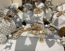 Lade das Bild in den Galerie-Viewer, Adventskalender,Landhausstil Adventskalender zum befüllen, 24 Säckchen zum Advent, Adventskalender Zahlen aus Holz, grau/weiß