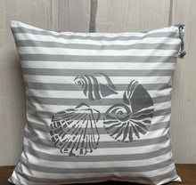 Lade das Bild in den Galerie-Viewer, Maritime Kissenhülle, Kissenbezug, Landhausstil Kissen * Muscheln * grau/weiß