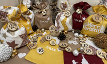 Lade das Bild in den Galerie-Viewer, Adventskalender,Landhausstil Adventskalender zum befüllen, 24 Säckchen zum Advent, Adventskalender Zahlen aus Holz, beige/rot/curry