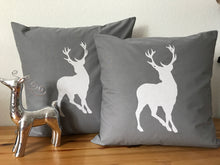 Lade das Bild in den Galerie-Viewer, 1x Weihnachtliche Landhausstil Kissenhülle * Kissenbezug * Dekokissen *Hirsch*grau/weiß