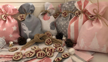 Lade das Bild in den Galerie-Viewer, Adventskalender,Landhausstil Adventskalender zum Befüllen, 24 Säckchen zum Advent , Adventskalender Zahlen aus Holz, rosa /grau