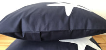 Lade das Bild in den Galerie-Viewer, 1x Maritime Kissenhülle, Kissenbezug,Landhausstil Kissen,Marine Kissen, Dekokissen, Seestern. blau/weiß