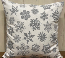 Lade das Bild in den Galerie-Viewer, 1x Weihnachtliche Landhausstil Kissenhülle * Kissenbezug * Dekokissen * weiß/grau