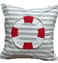 Cargar imagen en el visor de la galería, Maritime Kissenhülle, Kissenbezug,Landhausstil Kissen,Marine Kissen, Dekokissen, Rettungsring grau/weiß/rot gestreift