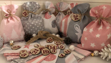 Lade das Bild in den Galerie-Viewer, Adventskalender,Landhausstil Adventskalender zum Befüllen, 24 Säckchen zum Advent , Adventskalender Zahlen aus Holz, rosa /grau