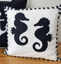 Lade das Bild in den Galerie-Viewer, Maritime Kissenhülle, Kissenbezug, Landhausstil Kissen * Seepferdchen weiß/blau
