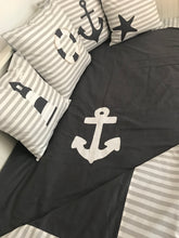 Charger l'image dans la galerie, Maritime Patchwork Decke, Tagesdecke, Kinderdecke, Bettüberwurf 130cm x 200cm grau/weiß gestreift