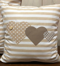 Lade das Bild in den Galerie-Viewer, Landhausstil Kissenhülle * Kissenbezug * Dekokissen „ Herzen„ beige/weiß