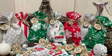Lade das Bild in den Galerie-Viewer, Adventskalender,Landhausstil Adventskalender zum befüllen , 24 Säckchen zum Advent , Adventskalender Zahlen aus Holz, grau /grün/rot