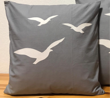 Lade das Bild in den Galerie-Viewer, 1 Maritime Kissenhülle, Kissenbezug, Landhausstil Kissen * Möwen * grau/weiß