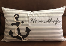 Lade das Bild in den Galerie-Viewer, Maritime Kissenhülle, Landhausstil Kissenbezug * Heimathafen * grau/weiß 30x50cm.