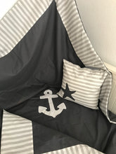 Charger l'image dans la galerie, Maritime Patchwork Decke, Tagesdecke, Kinderdecke, Bettüberwurf 130cm x 200cm grau/weiß gestreift