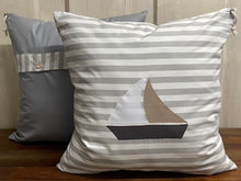 Lade das Bild in den Galerie-Viewer, Maritime Kissenhülle, Kissenbezug, Landhausstil Kissen * Segelboot * grau/weiß/beige
