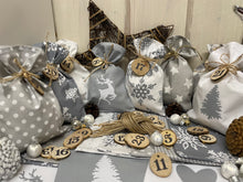 Lade das Bild in den Galerie-Viewer, Adventskalender,Landhausstil Adventskalender zum befüllen, 24 Säckchen zum Advent, Adventskalender Zahlen aus Holz, grau/weiß