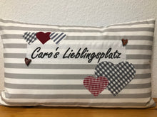 Carregar imagem no visualizador da galeria, Personalisierte Kissenhülle, Landhausstil Kissenbezug, * …. Lieblingsplatz * grau/weiß gestreift